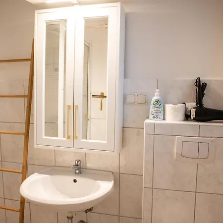 Apartment Messewohnung Fuer 4 Gaeste Mit Kostenlosem Parkplatz Hannover